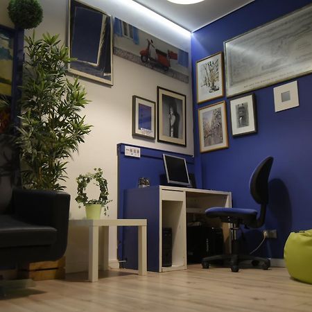 Gracia City Hostel Barcelona Bagian luar foto The library