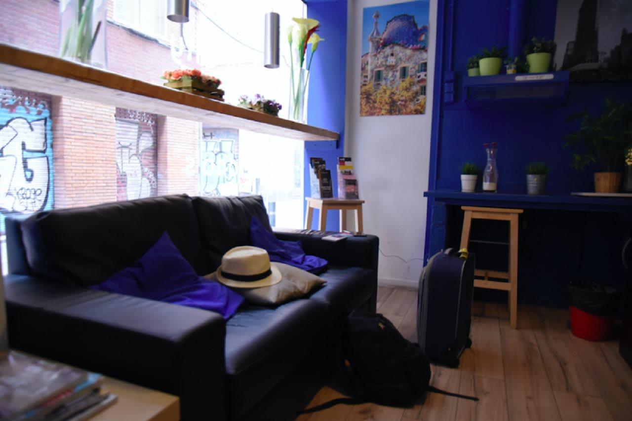 Gracia City Hostel Barcelona Bagian luar foto The interior of a typical micro apartment in Paris
