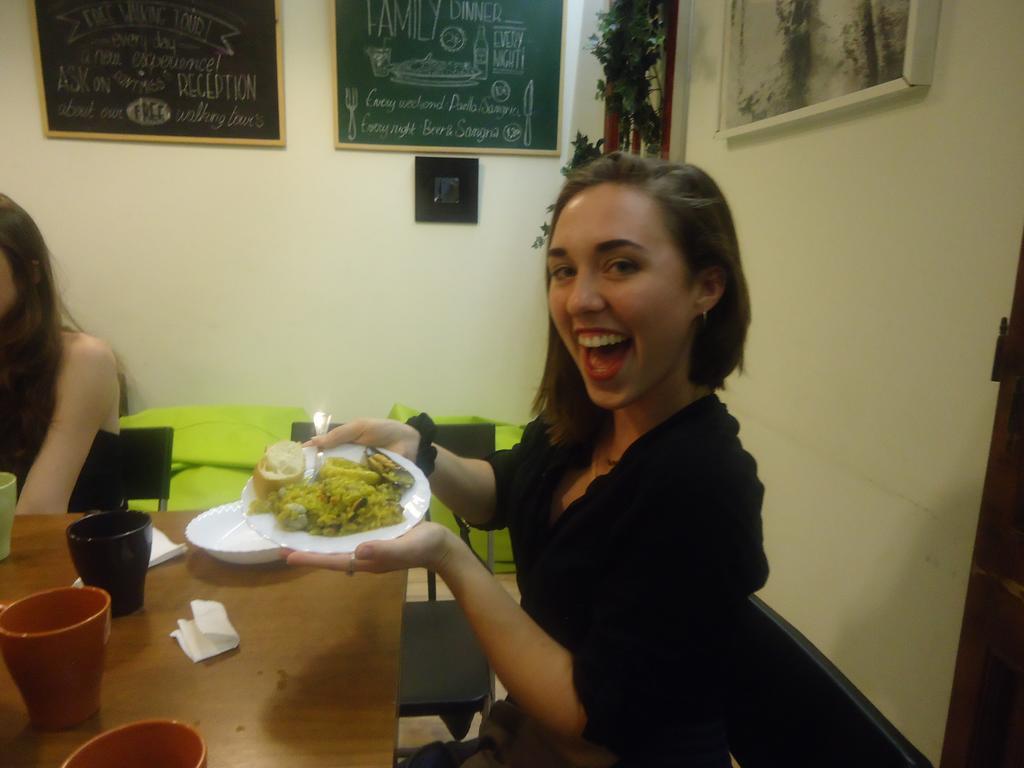 Gracia City Hostel Barcelona Bagian luar foto A woman holding a plate of food