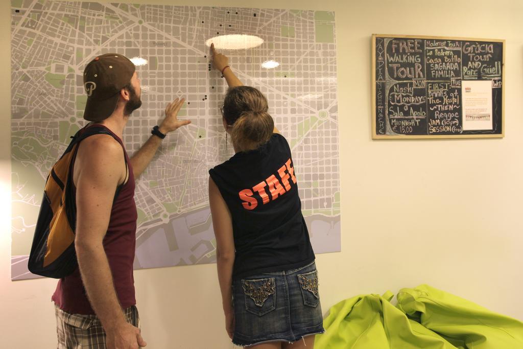 Gracia City Hostel Barcelona Bagian luar foto Hostel staff helping a guest with a map