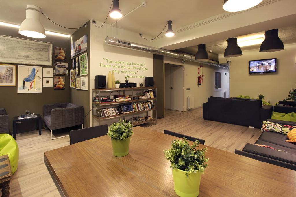 Gracia City Hostel Barcelona Bagian luar foto The library