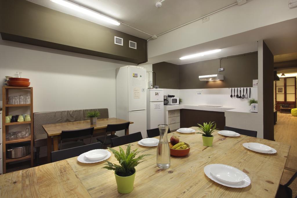 Gracia City Hostel Barcelona Bagian luar foto The kitchen in a typical apartment