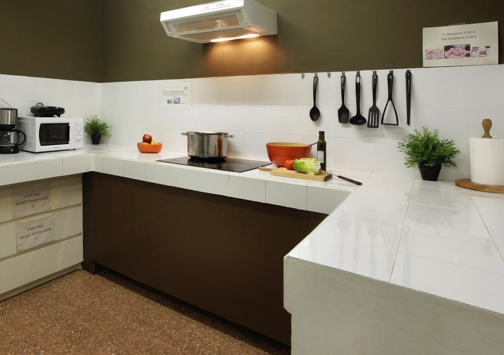 Gracia City Hostel Barcelona Bagian luar foto A modern kitchen