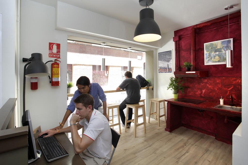 Gracia City Hostel Barcelona Bagian luar foto The interior of the library