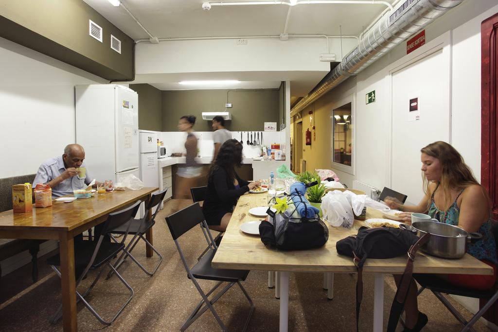 Gracia City Hostel Barcelona Bagian luar foto The kitchen at the hostel