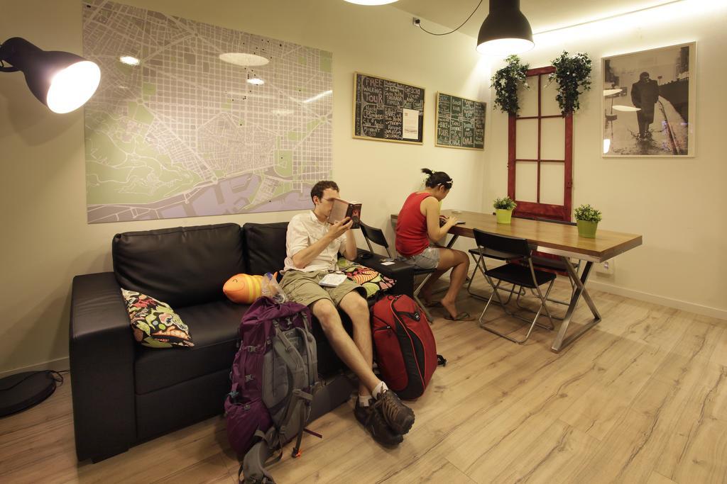 Gracia City Hostel Barcelona Bagian luar foto Hostel in Prague