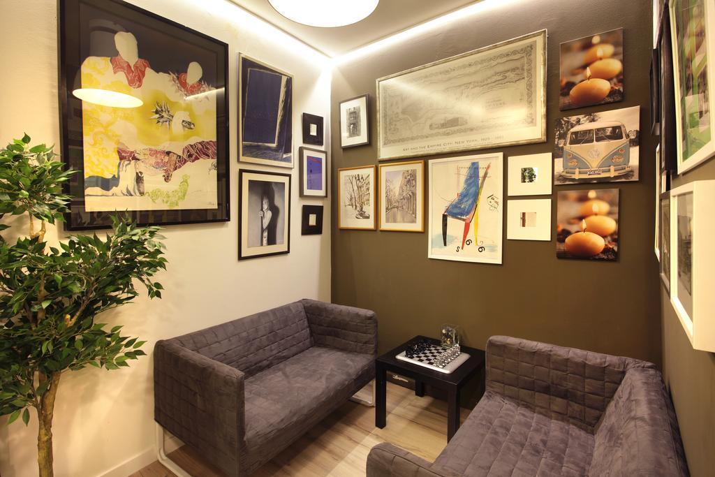 Gracia City Hostel Barcelona Bagian luar foto Waiting room