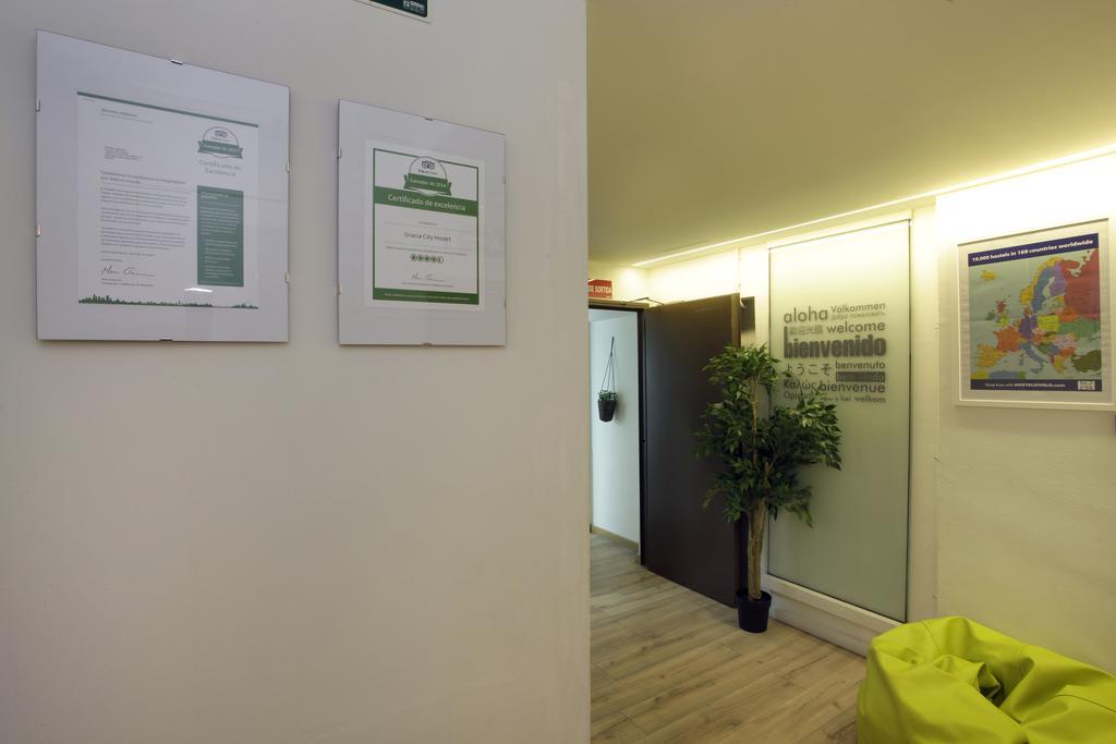 Gracia City Hostel Barcelona Bagian luar foto The reception area of the clinic