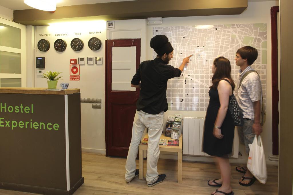 Gracia City Hostel Barcelona Bagian luar foto Hostel Experience