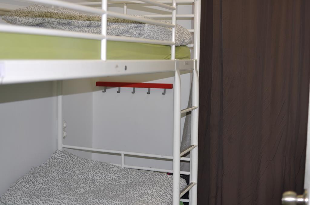 Gracia City Hostel Barcelona Bagian luar foto A bunk bed with a ladder