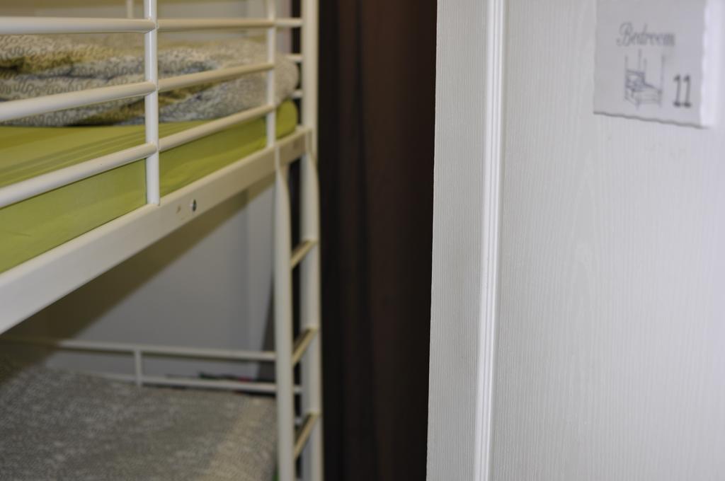 Gracia City Hostel Barcelona Bagian luar foto A typical cell at the prison