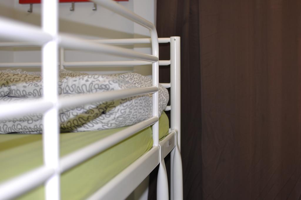 Gracia City Hostel Barcelona Bagian luar foto A cot