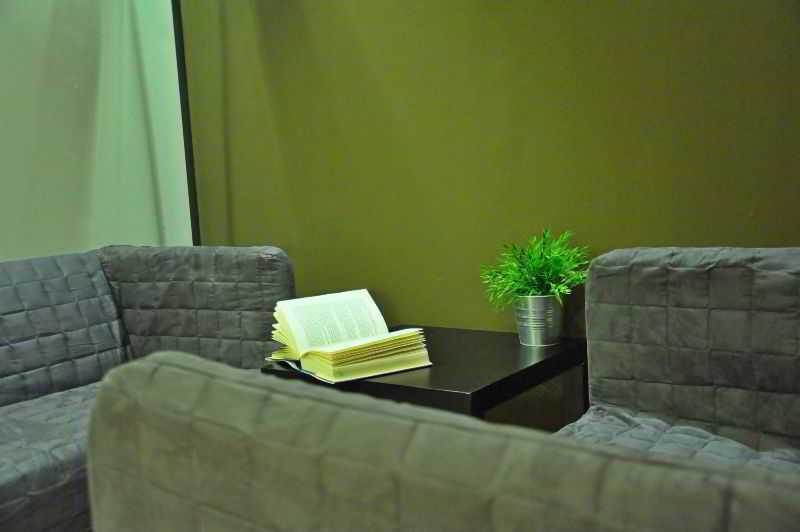 Gracia City Hostel Barcelona Bagian luar foto A room at the library