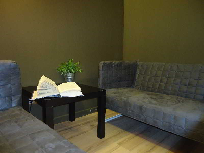 Gracia City Hostel Barcelona Bagian luar foto A room at the library