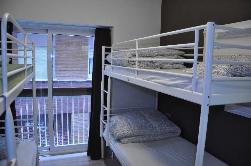 Gracia City Hostel Barcelona Bagian luar foto A bunk bed