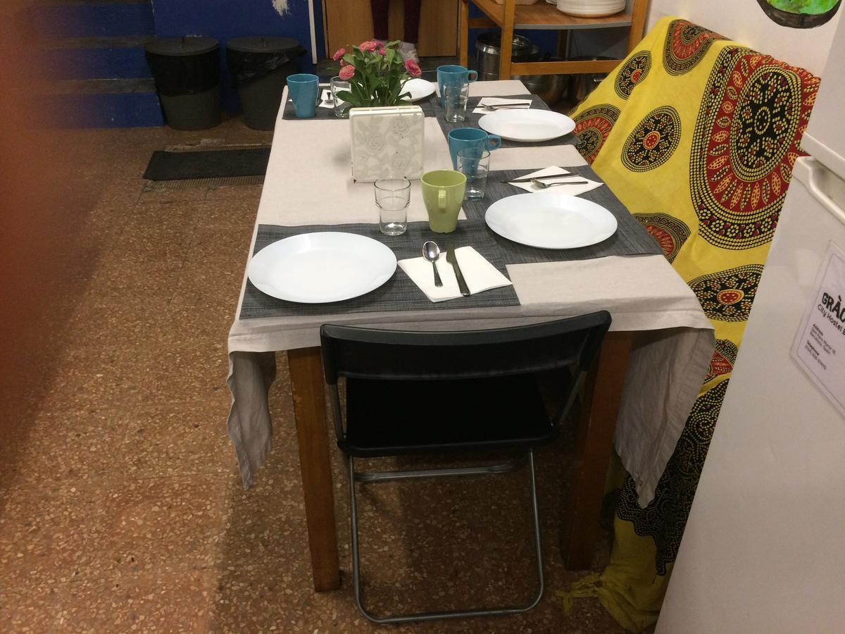 Gracia City Hostel Barcelona Bagian luar foto A table set for a meal