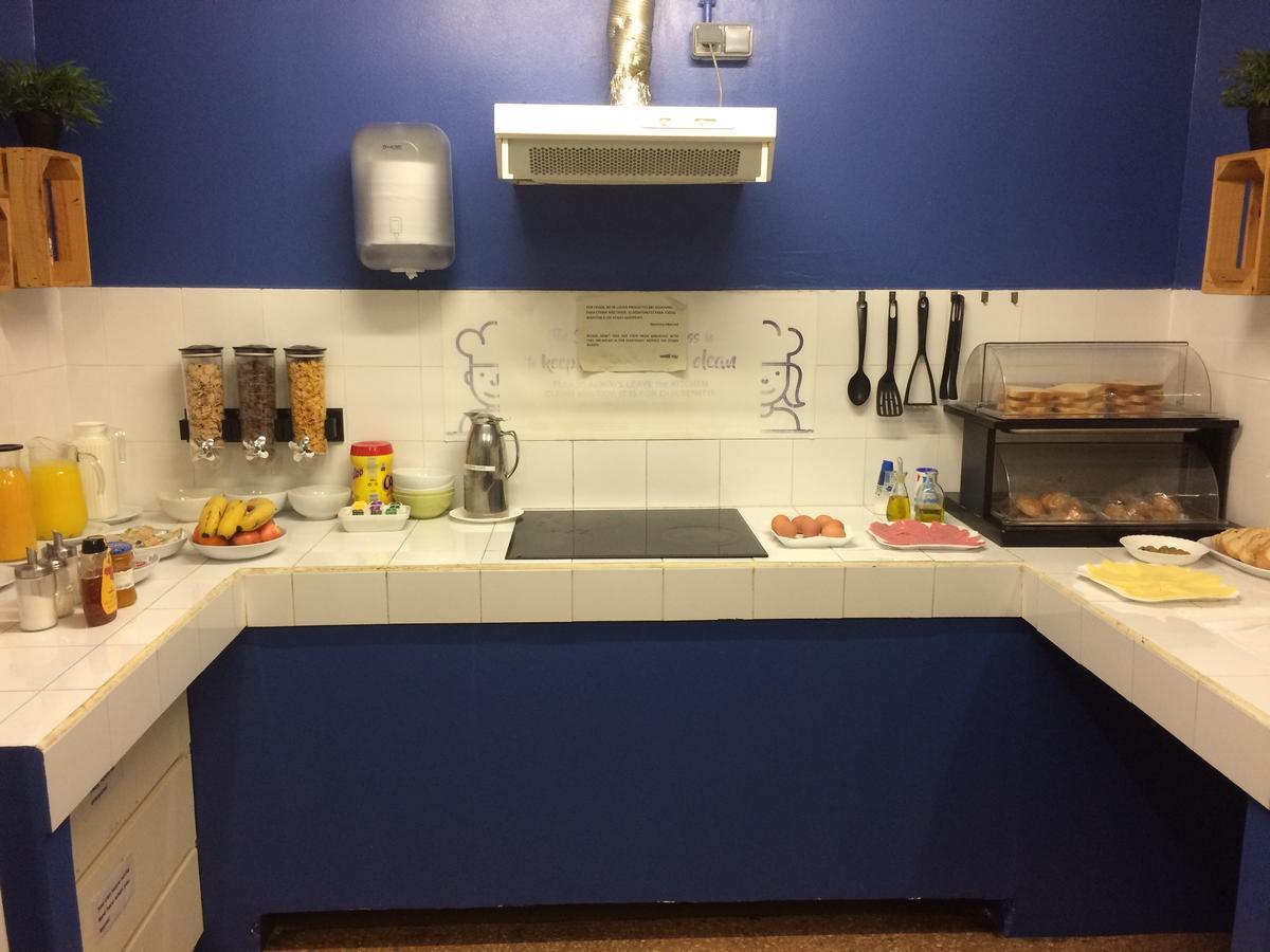 Gracia City Hostel Barcelona Bagian luar foto A typical kitchen at a hostel
