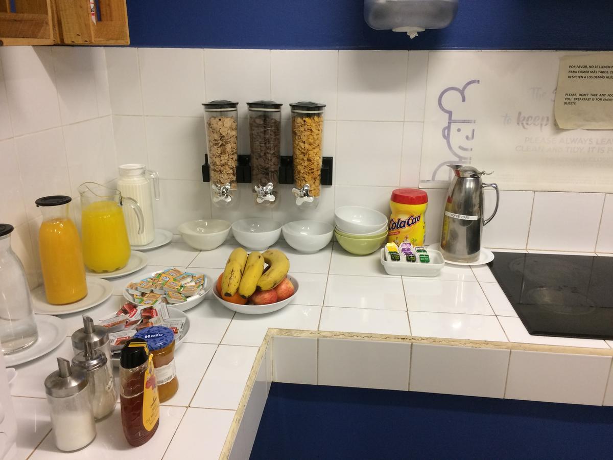 Gracia City Hostel Barcelona Bagian luar foto A typical breakfast buffet