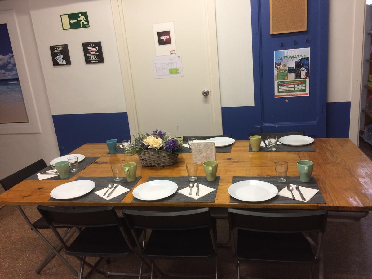 Gracia City Hostel Barcelona Bagian luar foto The dining room at the hostel
