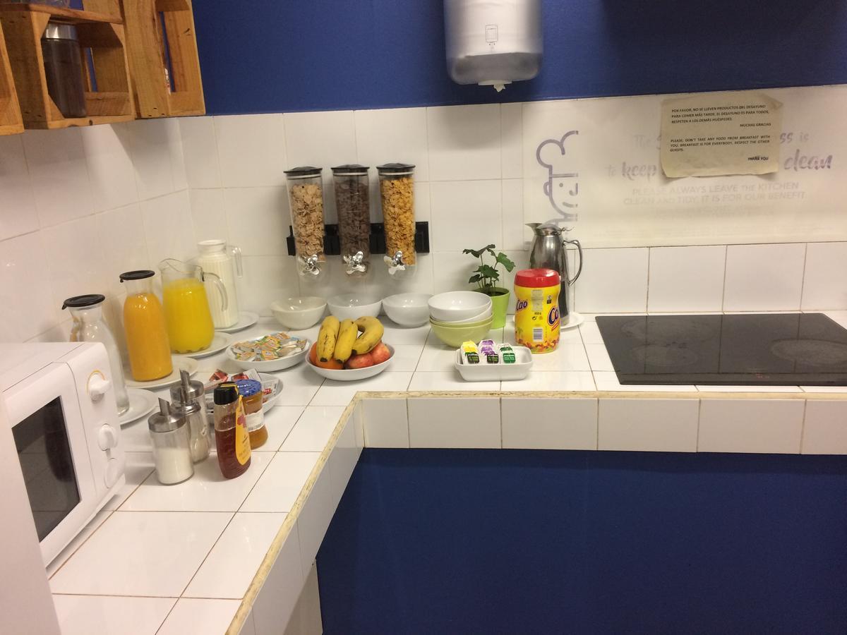 Gracia City Hostel Barcelona Bagian luar foto A typical breakfast buffet at a hotel