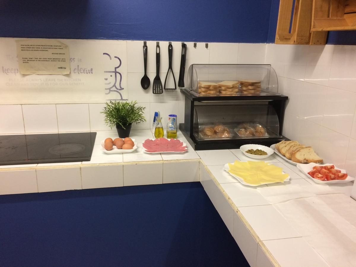 Gracia City Hostel Barcelona Bagian luar foto A typical kitchen at a hostel
