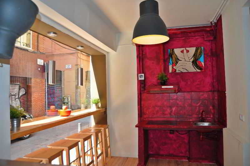 Gracia City Hostel Barcelona Bagian luar foto A kitchen in a micro apartment