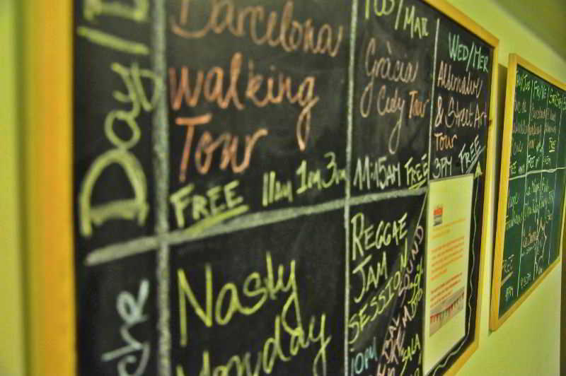 Gracia City Hostel Barcelona Bagian luar foto A blackboard at the hostel