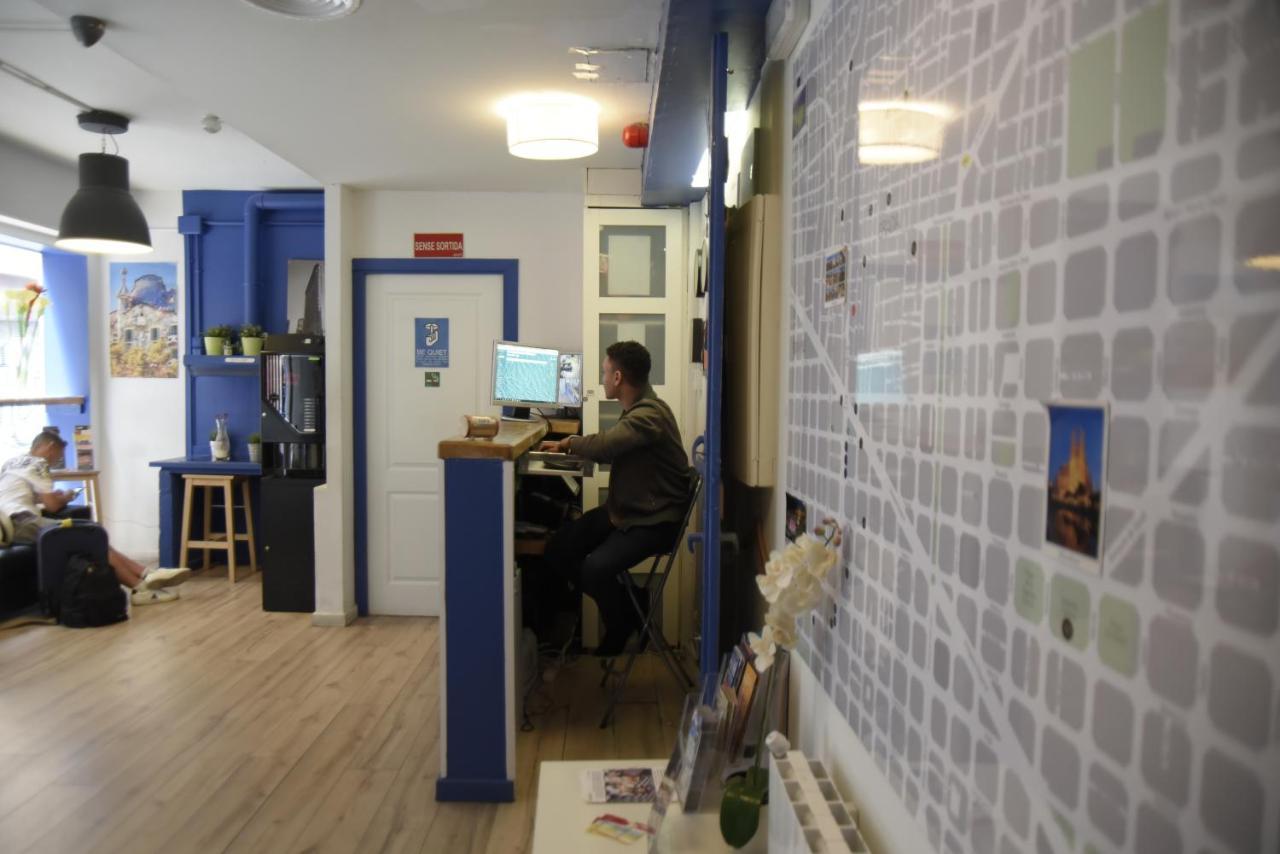 Gracia City Hostel Barcelona Bagian luar foto The reception area of the hostel