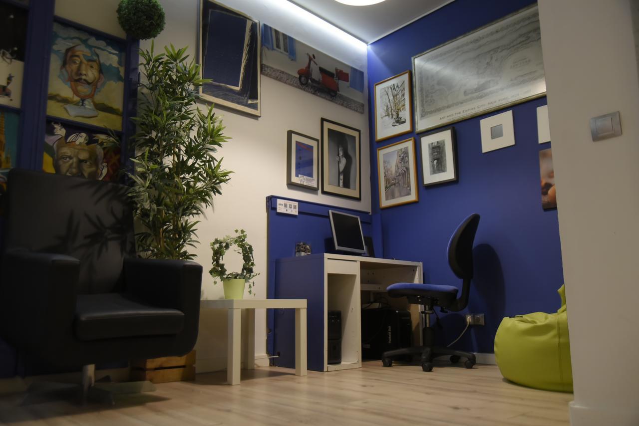 Gracia City Hostel Barcelona Bagian luar foto The library