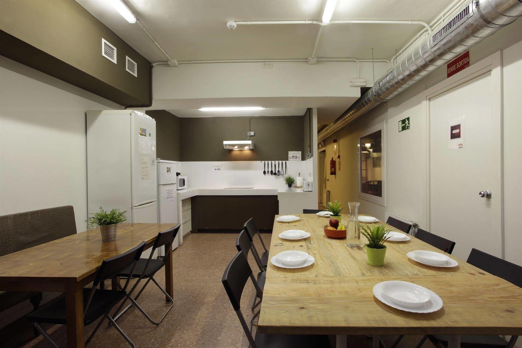 Gracia City Hostel Barcelona Bagian luar foto The kitchen and dining room at the new hostel