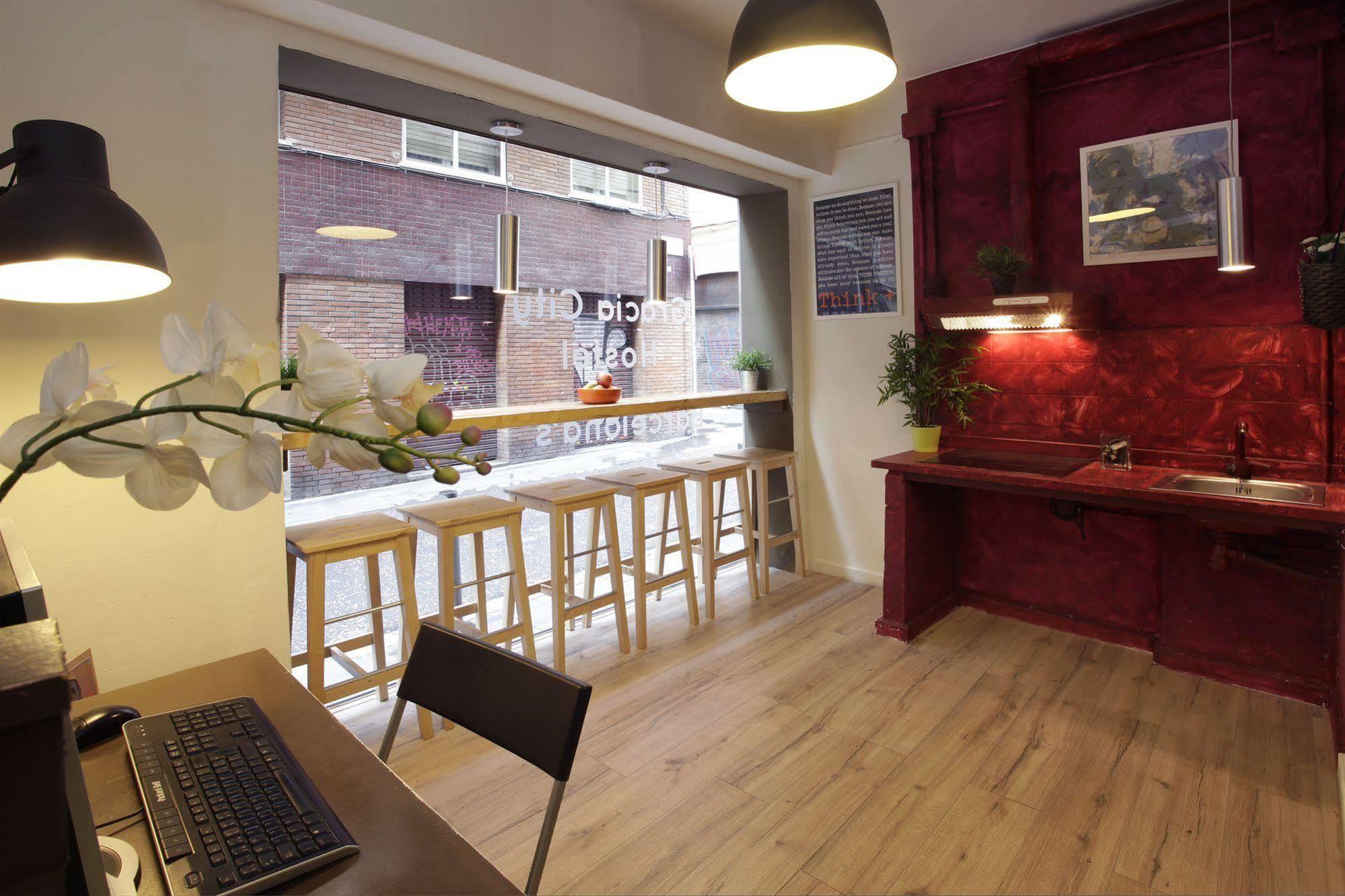 Gracia City Hostel Barcelona Bagian luar foto The interior of the cafe