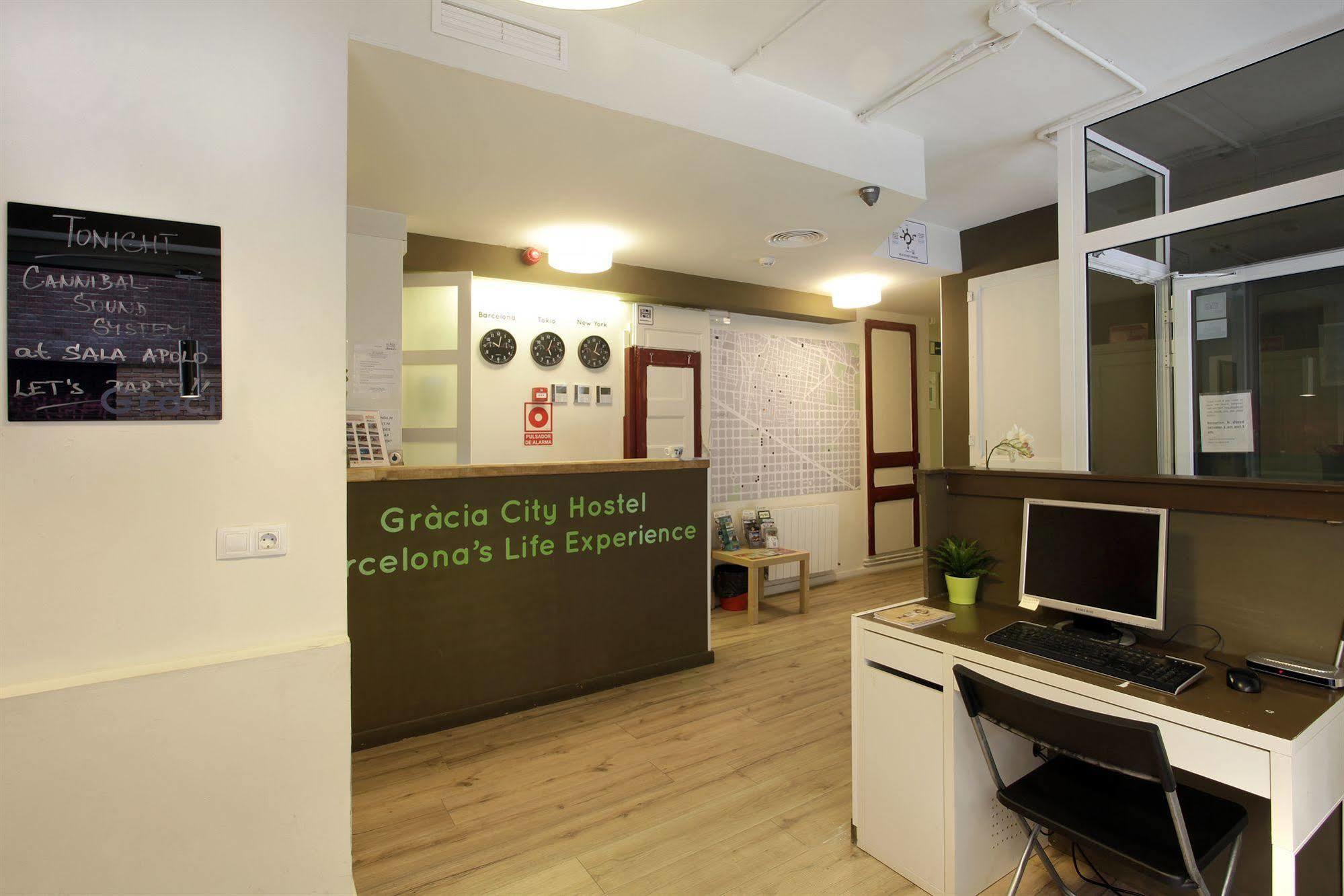 Gracia City Hostel Barcelona Bagian luar foto Reception area
