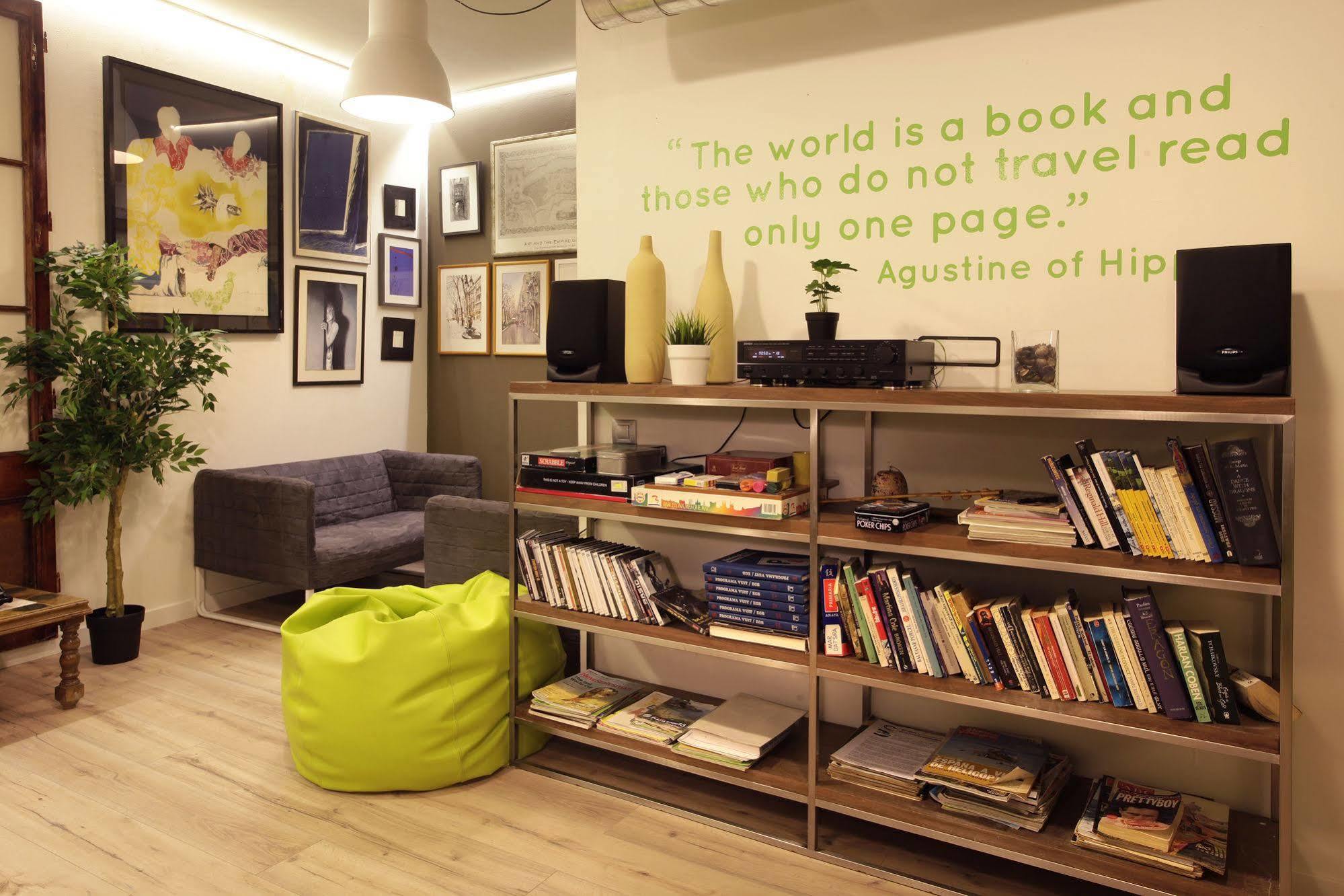 Gracia City Hostel Barcelona Bagian luar foto Library