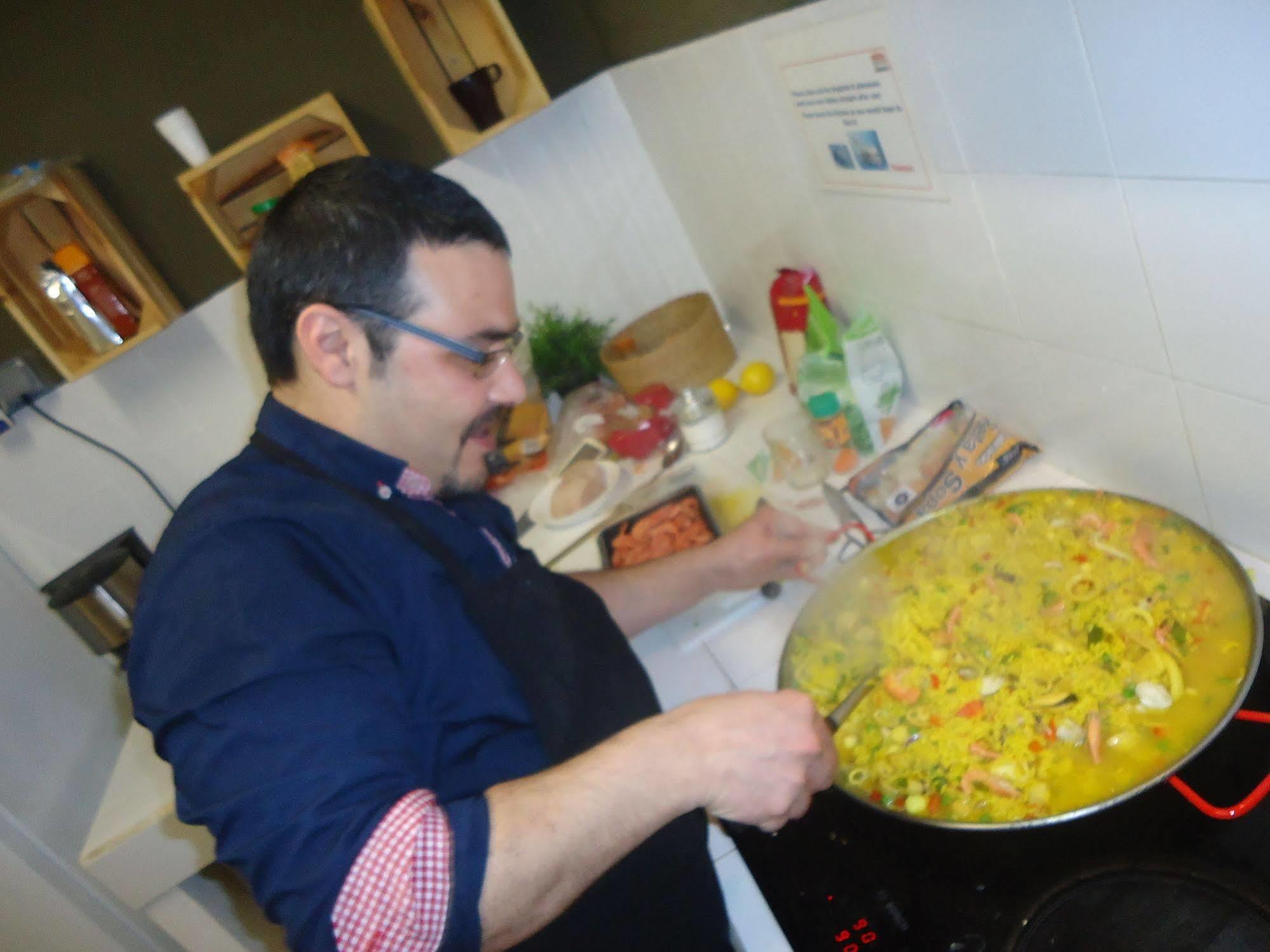 Gracia City Hostel Barcelona Bagian luar foto A paella being cooked