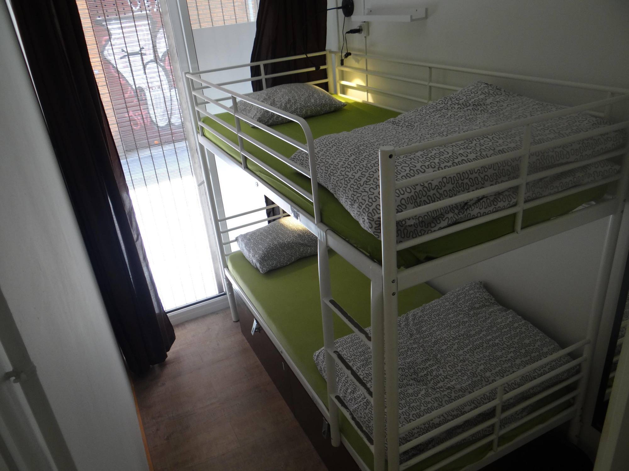 Gracia City Hostel Barcelona Bagian luar foto A bunk bed