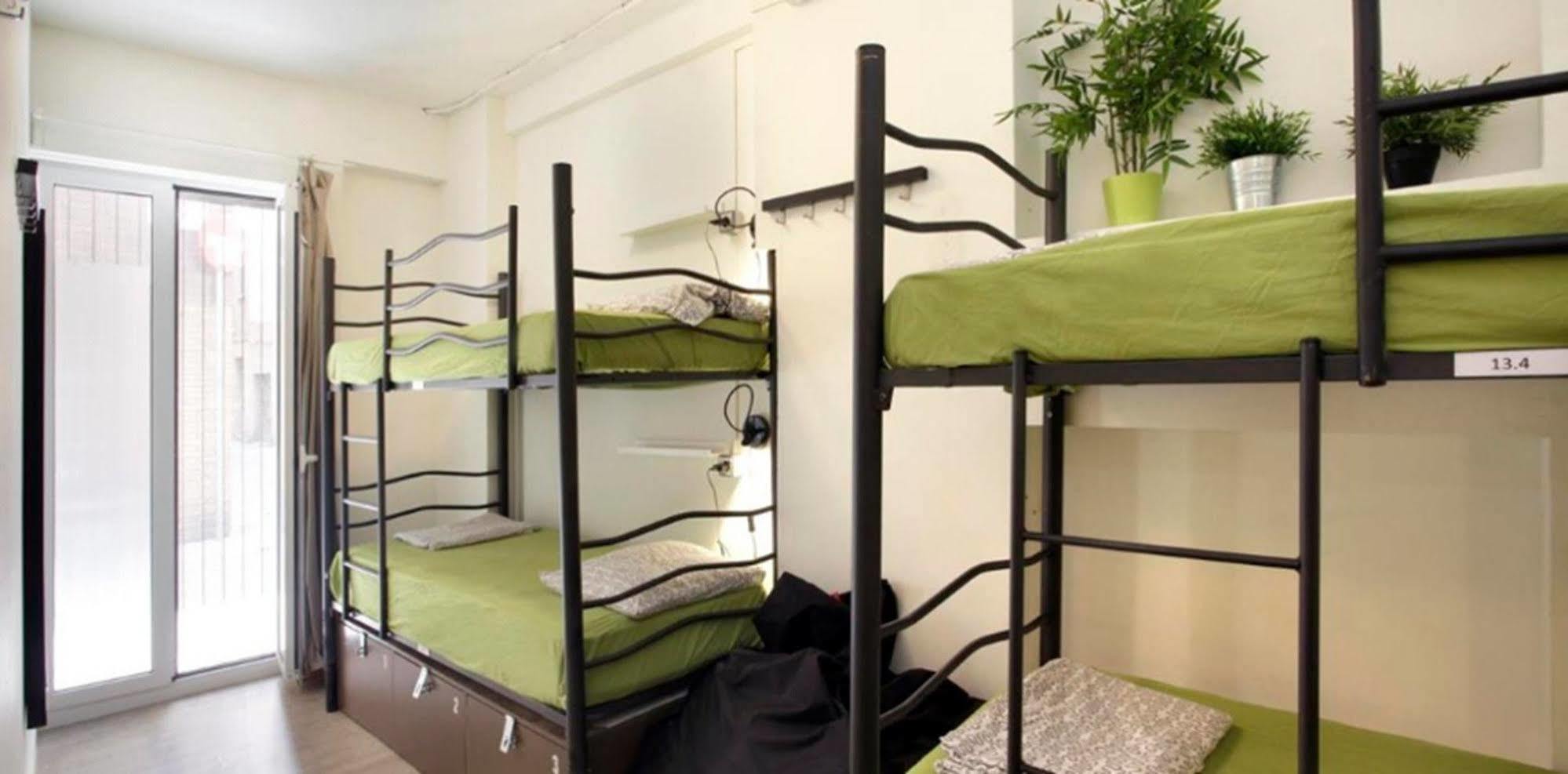 Gracia City Hostel Barcelona Bagian luar foto Hostel beds