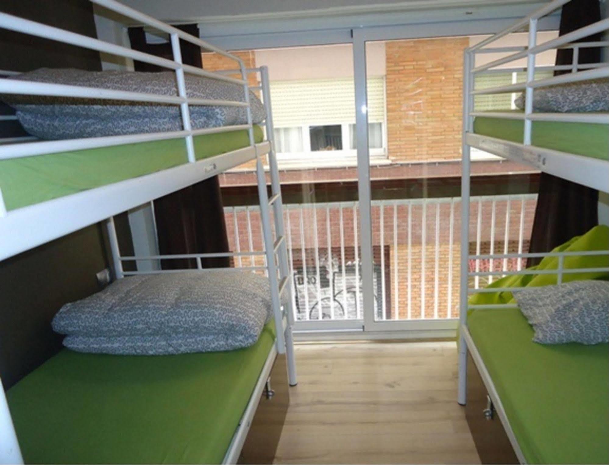 Gracia City Hostel Barcelona Bagian luar foto A bunk room at the hotel