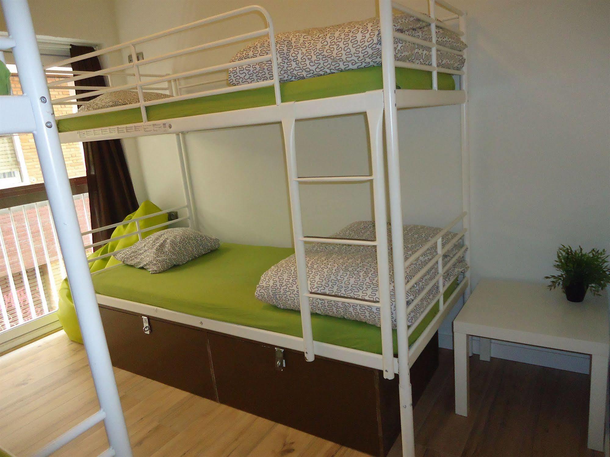 Gracia City Hostel Barcelona Bagian luar foto A bunk bed