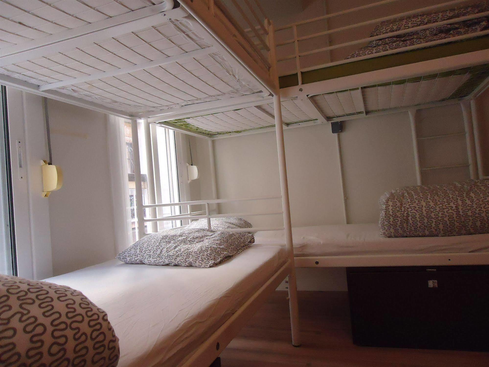Gracia City Hostel Barcelona Bagian luar foto A bunk bed