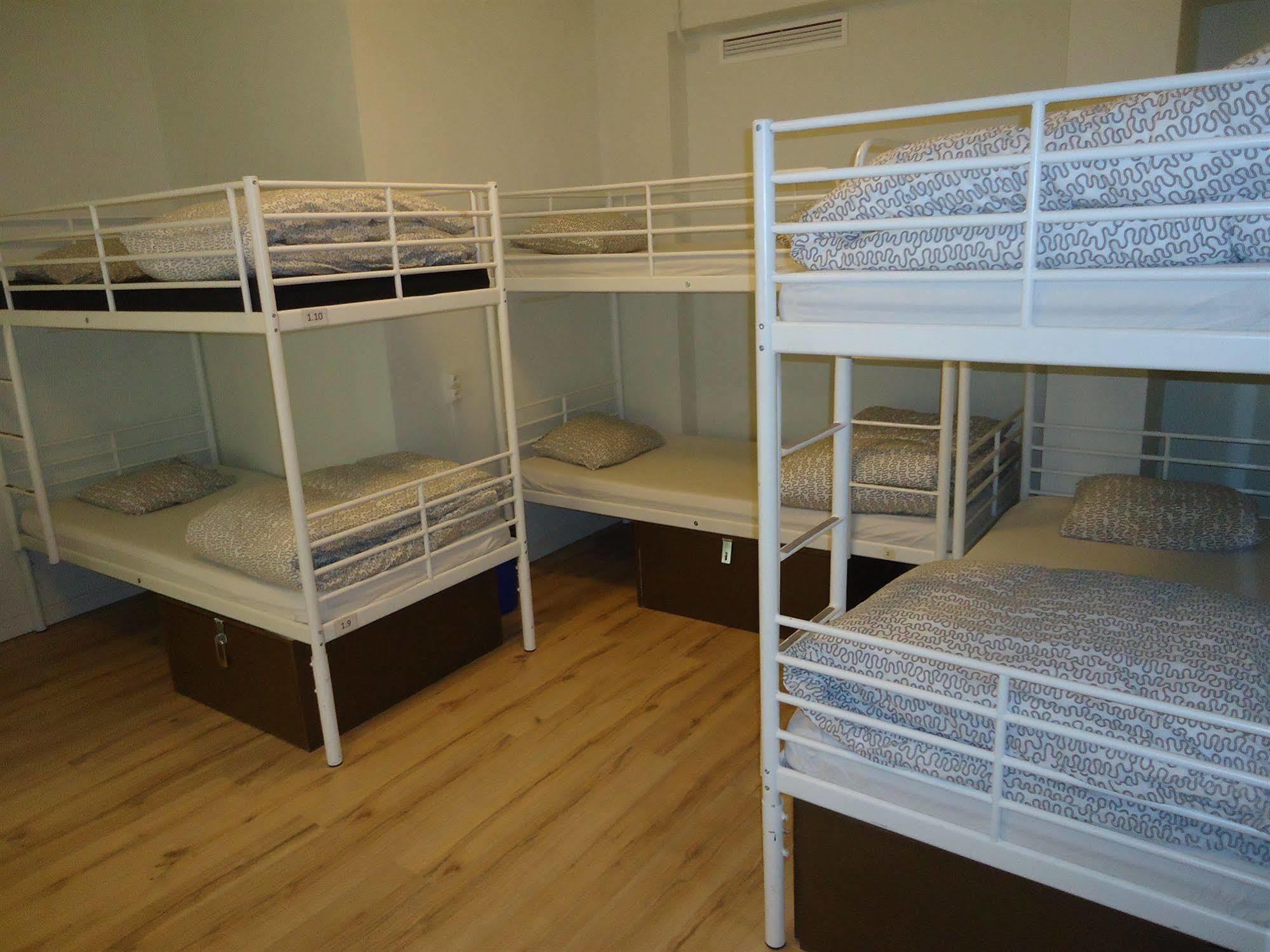 Gracia City Hostel Barcelona Bagian luar foto A typical hostel room