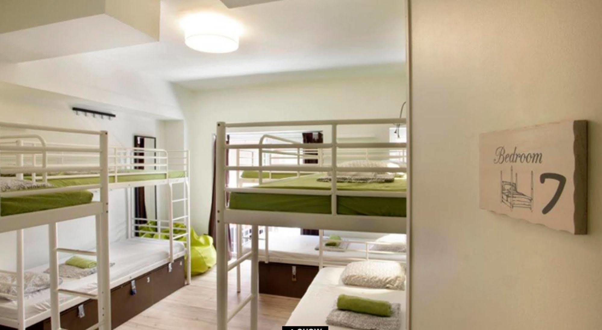 Gracia City Hostel Barcelona Bagian luar foto Hostel room in Barcelona, Spain