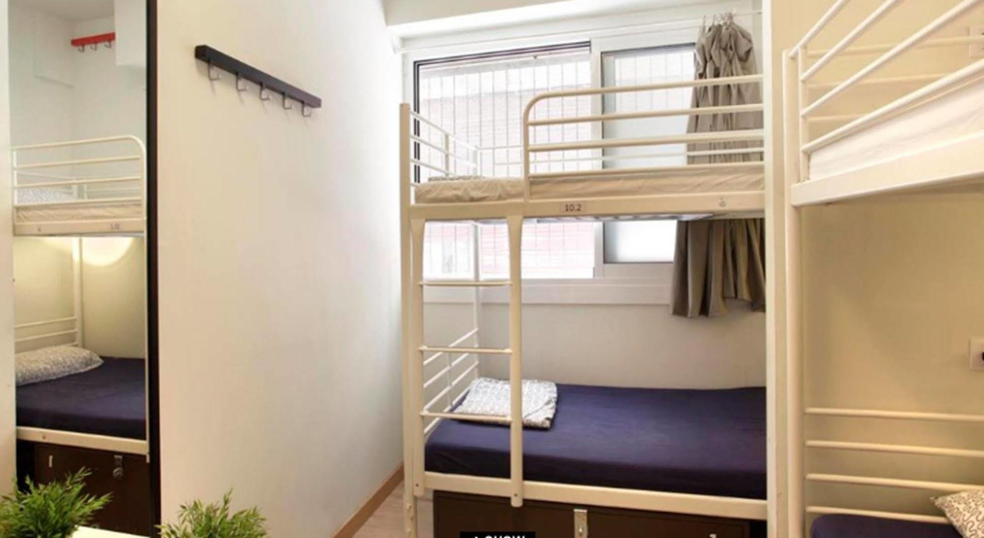 Gracia City Hostel Barcelona Bagian luar foto A capsule hotel room in Japan