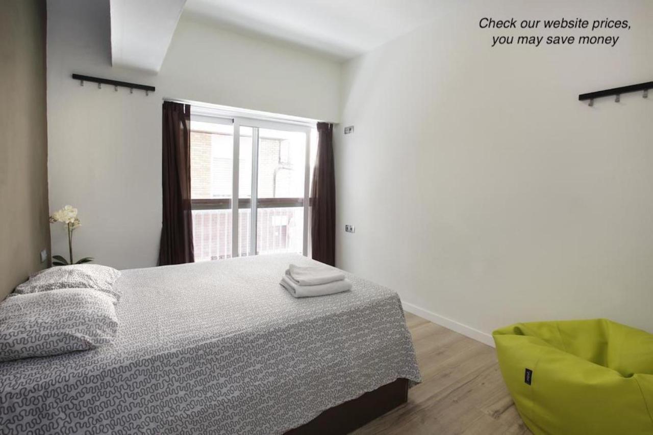 Gracia City Hostel Barcelona Bagian luar foto A bedroom at the hotel