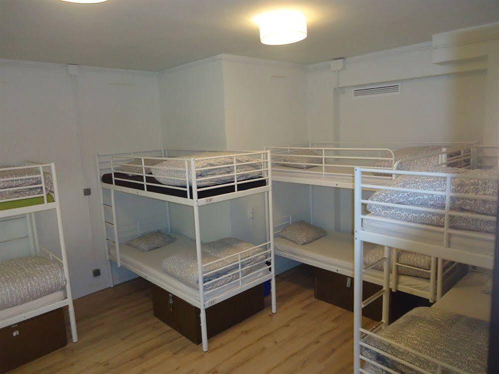 Gracia City Hostel Barcelona Bagian luar foto A typical dormitory room